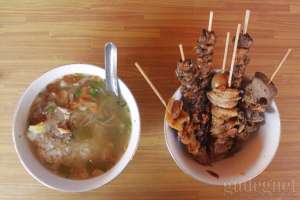 Menu soto ayam dan sate kerang bu Sri 