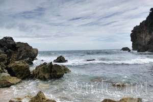 Suasana di Pantai Kayu Arum Yogyakarta