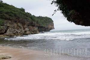 Larangan berenang di pantai Kayu Arum Yogyakarta