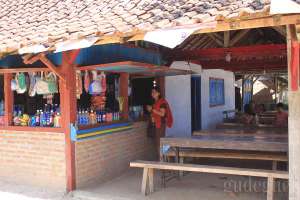 Tersedia warung di pantai Wediombo, Yogyakarta