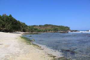 Lengkung garis pantai di pantai Wediombo, Yogyakarta