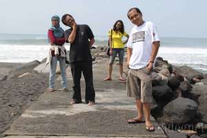 Menikmati kebersamaan di Pantai Glagah