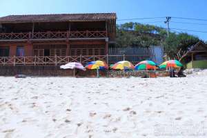 Payung-payung di tepi Pantai Indrayanti untuk melindungi pengunjung dari terik matahari