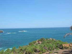 Pemandangan pantai selatan dari atas bukit di pantai Jogan