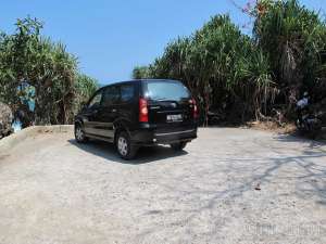 Tempat parkir di pantai Jogan relatif sempit