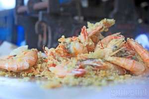 Udang goreng hidangan khas di pantai Kukup. Perhatikan kesegarannya saat membeli. 