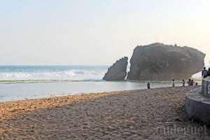 Garis pantai dan batu karang di pantai Kukup