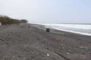 Garis pantai di pantai Pandansimo, Yogyakarta 