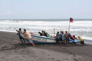 Nelayan saling membantu di pantai Pandansimo, Yogyakarta