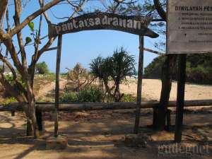 Papan petunjuk di Pantai Sadranan