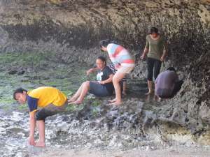 Duduk di bawah karang menjadi aktivitas yang dilarang di pantai Sadranan