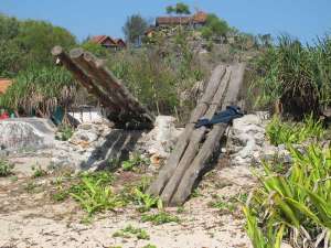 Jungkat-jungkit, permainan murah meriah di pantai Sadranan 