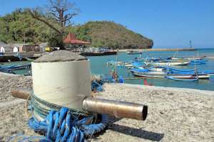 Patok untuk mengikatkan tali kapal yang bersandar di Pantai Sadeng