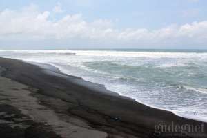 Pasir hitam di pantai Trisik, Yogyakarta