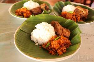 Menu gudeg krecek + ayam suwir khas rumah makan gudeg Yu Sum Yogyakarta