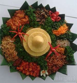 Loving Hut_Tumpeng Nasi Kuning