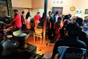 Suasana pembeli yang mengantri di gudeg Pawon Yogyakarta 