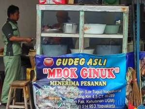 suasana di warung gudeg Mbok Ginuk