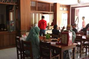 Suasana makan siang di gudeg Yu Djum Barek