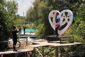 Spot foto berbentuk love, spot ini memang menjadi andalan para pasangan untuk berfoto