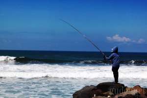 Aktifitas pemancing di pantai congot