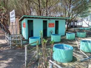 toilet di pantai congot