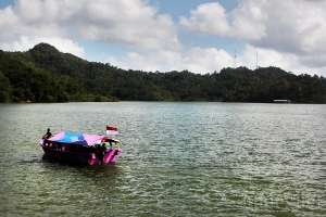 Pengunjung dapat naik perahu wisata yang mengelilingi Waduk Sermo selama 15 - 20 menit