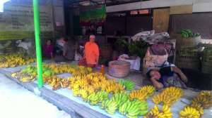 Pedagang pisang di pasar Prambanan sementara