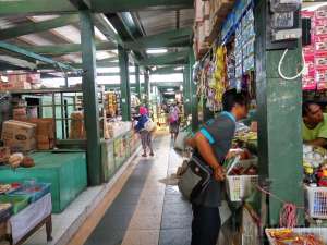 suasana di dalam pasar legi