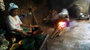 Pengunjung yang datang dapat langsung mengambil makanan langsung ke dapur