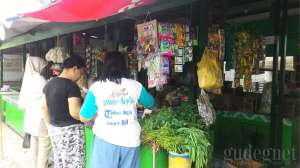 Masyarakat sekitar sedang berbelanja di Pasar Sanggrahan