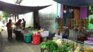 Pedagang Pasar Pace berjualan sayur mayur dan sembako setiap hari.