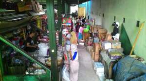Pedagang menjual sembako dan berbagai kebutuhan sehari-hari di Pasar Serangan.