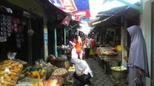 Aktivitas pedagang dan pembeli di Pasar Senen.