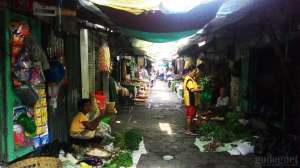 Walaupun di gang sempit, tetapi Pasar Senen menjual barang kebutuhan sehari-hari yang cukup lengkap.