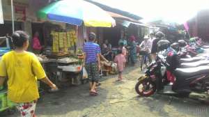 Parkir motor di Pasar Senen cukup sempit, Anda sebaiknya parkir di Pasar Patuk atau di pinggir jalan