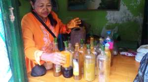 Penjual jamu di Pasar Senen.