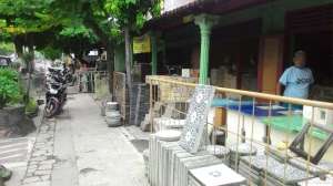 Barang yang dijual di Pasar Ciptomulyo berupa batu alam dan material bangunan.