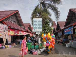 Suasana di pasar Niten