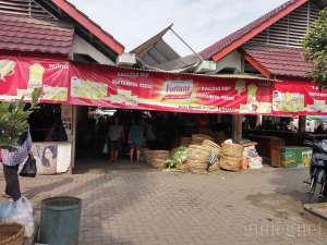 Suasana di pasar Niten