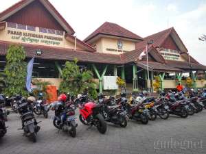 Tampak depan pasar Klithikan Yogyakarta