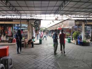 Suasana di dalam pasar Klithikan Yogyakarta