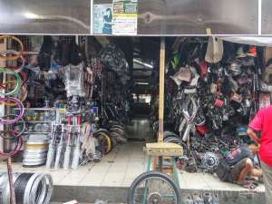 Salah satu los yang menjual spare part motor di pasar Klithikan