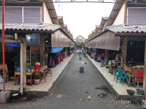 Suasana di pasar Klithikan tampak dari tengah pasar