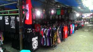 Selain menyediakan kaos sablon khas Jogja, Pasar Sore juga menjual kaos-kaos ala anak muda.