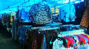 Baju-baju batik di Pasar Sore dijual dengan harga miring, apalagi kalau beli lebih dari satu.