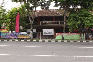 Tampilan depan pasar Gading, Yogyakarta