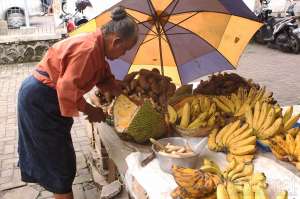 Penjual pisang dan umbi-umbian yang mulai langka di pasar Gading, Yogyakarta 