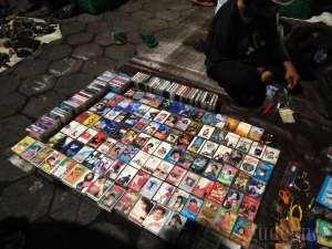 Barang 'lawasan' seperti kaset tape dijual di Pasar Senthir