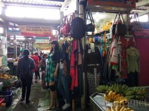 Penjual pakaian di Pasar Demangan